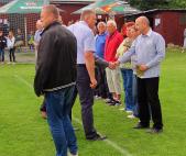 Předávání plaket za podporu a přínos čechovické kopané